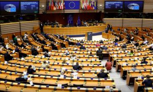 منظر عام يظهر رئيس المجلس الأوروبي تشارلز ميشيل وهو يلقي كلمة أمام جلسة عامة استثنائية لبرلمان الاتحاد الأوروبي عقب قمة لزعماء الاتحاد الأوروبي في بروكسل، بلجيكا - 23 تموز 2020 (رويترز)