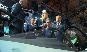 الرئيس الروسي فلاديمير بوتين خلال الاطلاع على مواصفات المقاتلة الروسية الجديدة في معرض ماكس 2021_ 20 تموز_ (RT)