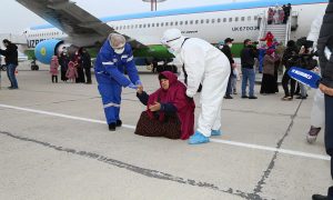 ممرضون يساعدون امرأة أوزبكية في أوزبكستان بعد استعادتها من مخيمات سوريا (وزارة الخارجية الأوزبكية)