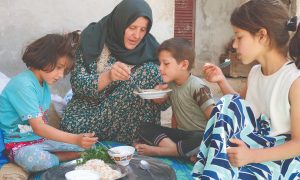 عائلة سورية تتناول وجبة بسيطة (برنامج الغذاء العالمي)