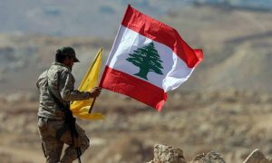 مقاتل من حزب الله يرفع علم لبنان وعلم حزب الله_ 2017 (النهار)