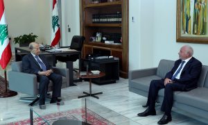 الرئيس اللبناني ميشيل عون خلال لقاءه بالقاضي التمييزي غسان العويدات_ 30 من تموز 2021 (رئاسة الجمهوريية اللبنانية)