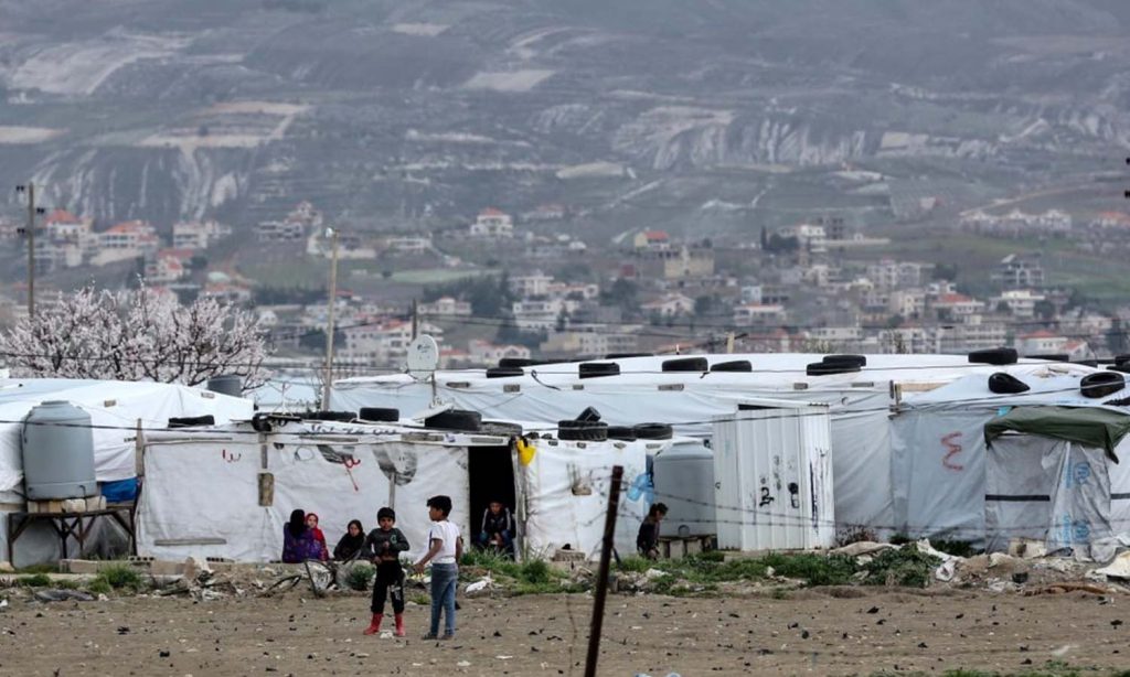 لاجئون سوريون أمام خيام مؤقتة في مخيمات الفايضة قرب زحلة في سهل البقاع، لبنان _آذار 2020 (حماية البيئة)