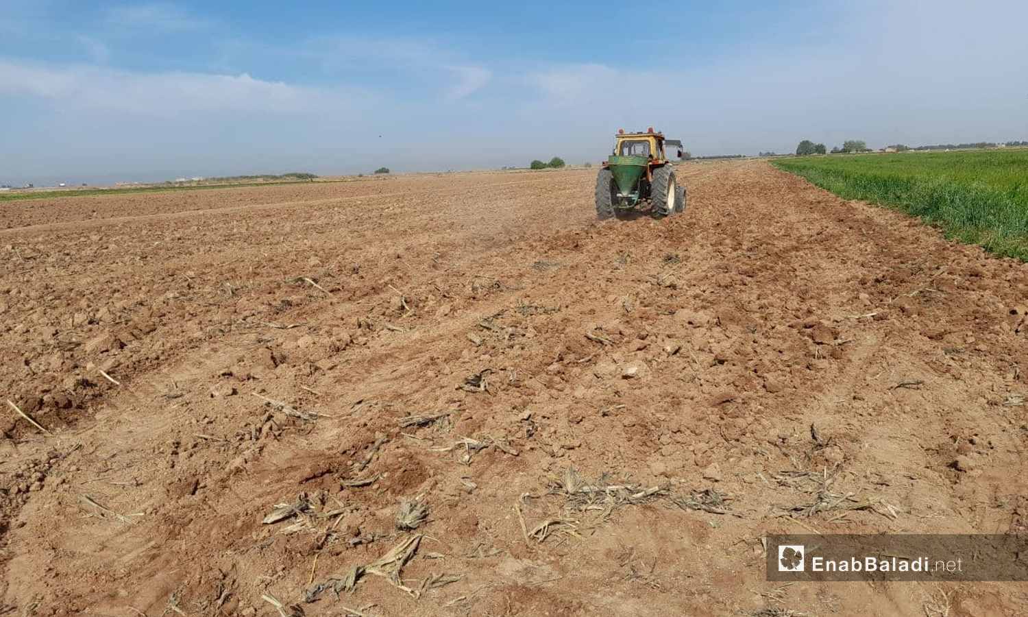 جرار يحرث أرض زراعية في ريف الرقة الشرقي- 3 من أيار 2021 (عنب بلدي)