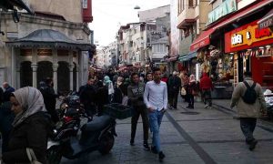 سوريون في أحد شوارع تركيا_ كانون الثاني 2021 (نورث برس)