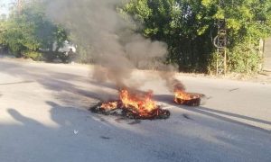 صورة تظهر أحراق الإطارات المطاطية في ريف مدينة جبلة- 12 آب 2021 (عنب بلدي)