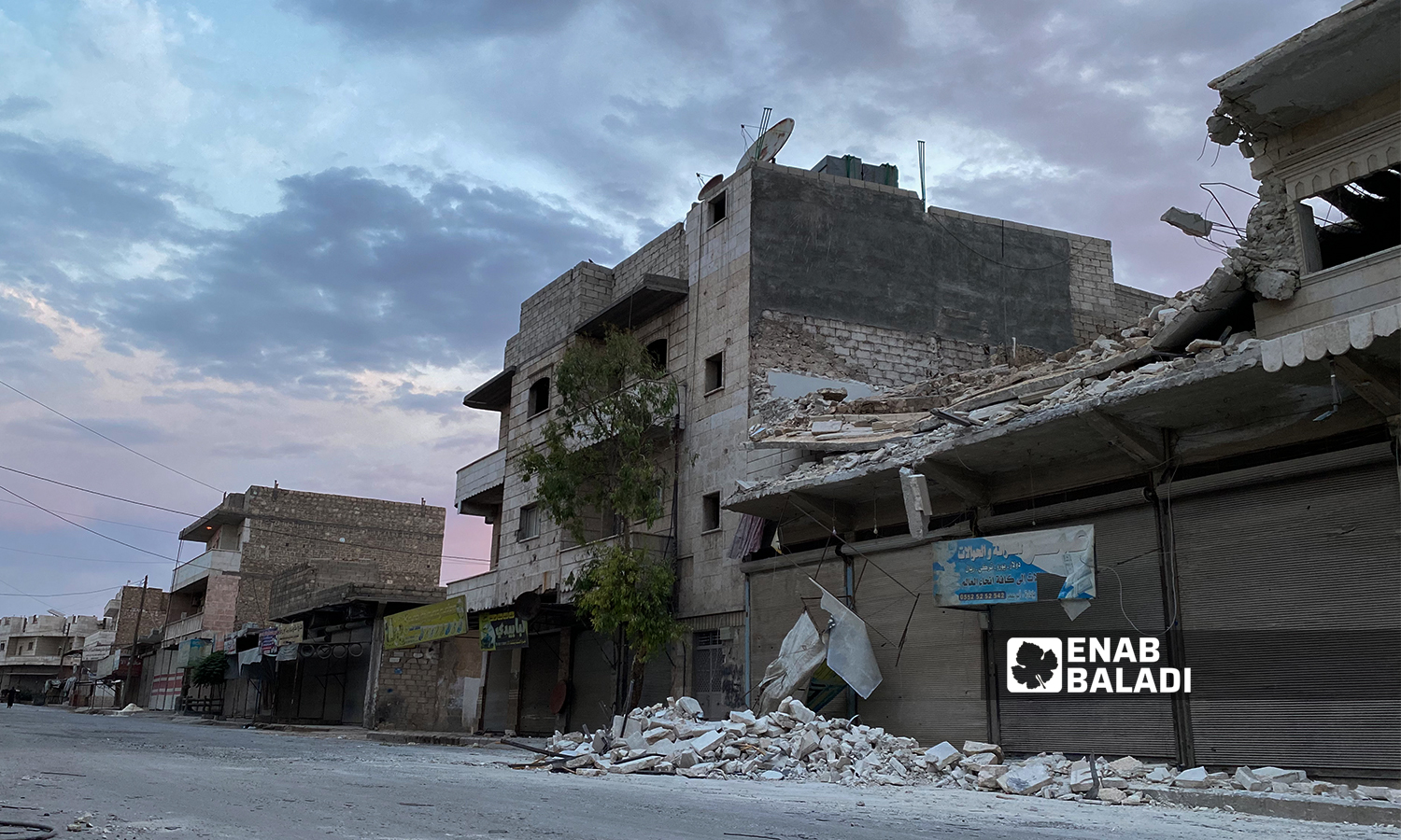 دمار جزئي بأحد الأبنية السكنية بعد تعرضه قصف مدفعي استهدف مدينة الباب - 5 آب 2021 (عنب بلدي / عاصم ملحم)