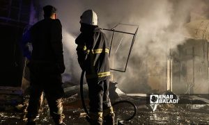 رجل إطفاء يخمد الحرائق المندلعة إثر قصف مدفعي استهدف مدينة الباب - 5 آب 2021 (عنب بلدي / عاصم ملحم)