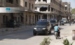 سيارات تنقل وفدًا روسيا خلال مفاوضات سابقة داخل مدينة درعا، 2 آب 2021 (تجمع أحرار حوران)
