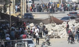 صورة تظهر نازحين من مدينة درعا البلد على جانبي حاجز السرايا التابع لقوات النظام - 15 من آب 2021 (وكالة نبأ)