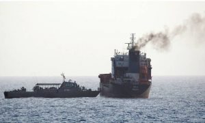 القوات الإيرانية تستقل ناقلة نفط في المياه الدولية في خليج عمان في إطار سلسلة من الحوادث داخل المياه المتوترة- 13 من آب 2020 (AFP)