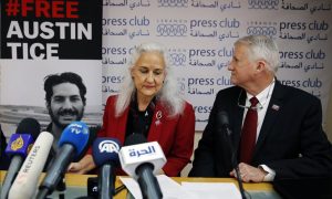 والدا أوستن تايس، مارك وديبرا تايس، المفقود في سوريا ، يتحدثان خلال مؤتمر صحفي في نادي الصحافة ، في بيروت، لبنان_ 2018 (أسوشسيتد برس)
