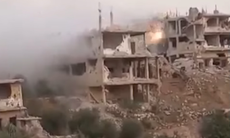 استهداف قوات النظام لأحد المباني في مدينة درعا البلد بالرشاشات الثقيلة- 29 من آب 2021 (انترنت)