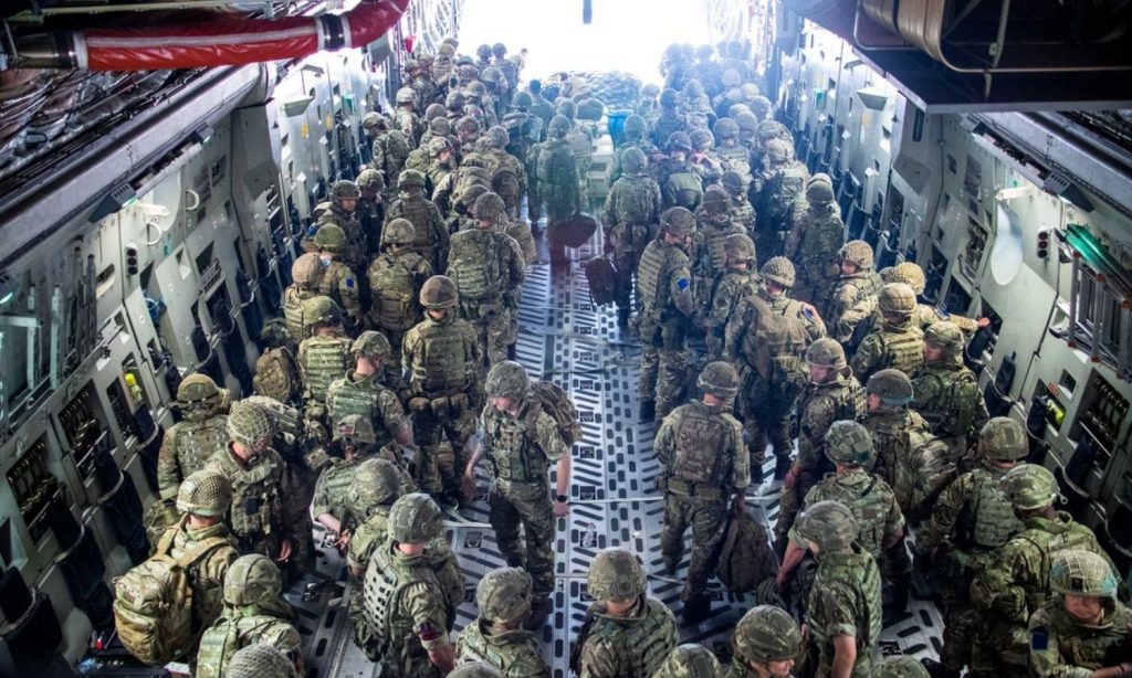 طائرة بريطانية تصل إلى كابول في أفغانستان لمساعدة المواطنين البريطانيين على مغادرة البلاد (رويترز)