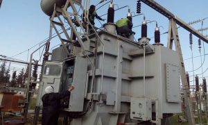 أعمال إصلاح المنظومة الكهربائية في حلب شمالي سوريا من قبل موظفي وزارة الكهرباء - 18 من آذار 2021 (وزارة الكهرباء، فيس بوك)
