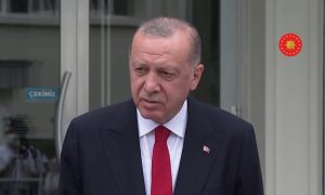 الرئيس التركي رجب طيب أردوغان خلال تصريح صحفيي عقب صلاة الجمعة_ 6 من آب 2021 (رئاسة الجمهورية التركية_ تويتر)