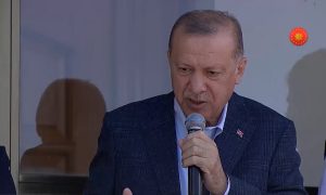 الرئيس التركي رجب طيب أردوغان في أثناء توجهه لصلاة الجمعة، في قضاء 