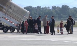 رئيس الوزراء الألباني يستقبل أطفالًا ونساء من مخيم 