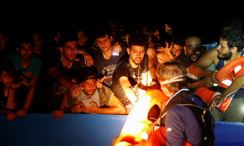 سحب 394 مهاجرًا من قارب مكتظ قبالة تونس بينهم سوريون (رويترز)