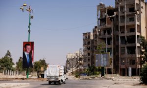 أبنية مهدمة في مدينة حمص (رويترز)
