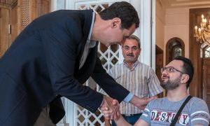 رئيس النظام السوري بشار الأسد يستقبل جرحى قواته العسكرية عام 2018 (رئاسة الجمهورية_ فيس بوك)