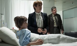 المحامية باتريسيا وابنها مع المحقق في المشفى (أحد مشاهد الفيلم)