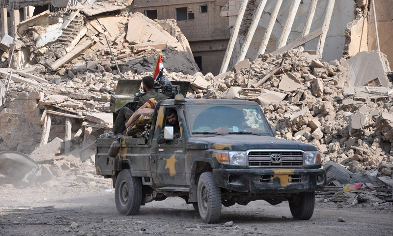 سيارة تقل عناصر من قوات النظام في درعا(AFP)
