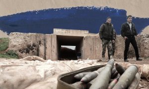 جنود سوريون تابعون لقوات النظام السوري يقفون بجوار ذخيرة وعبوات متفجرة عُ ثر عليها في مدينة درعا جنوبي سوريا- 27 من شباط 2019 (AFPتعديل عنب بلدي)