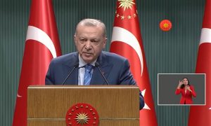 الرئيس التركي رجب طيب أردوغان خلال كلمة ألقاها قبل ترؤسه اجتماعًا للحكومة التركية في 19 من آب (رئاسة الجهمورية التركية_ تويتر)