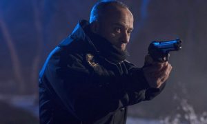 الشرطي مارتن يحمل سلاحه في أحد مشاهد فيلم 