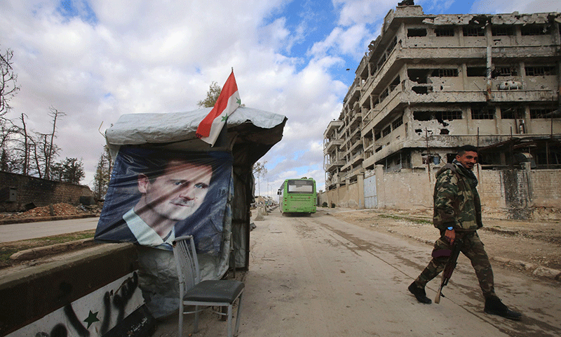 موقع لحاجز أمني تابع لقوات النظام السوري بجانب أبنية مدمرة في مدينة حلب- 3 من كانون الأول 2016 (AFP