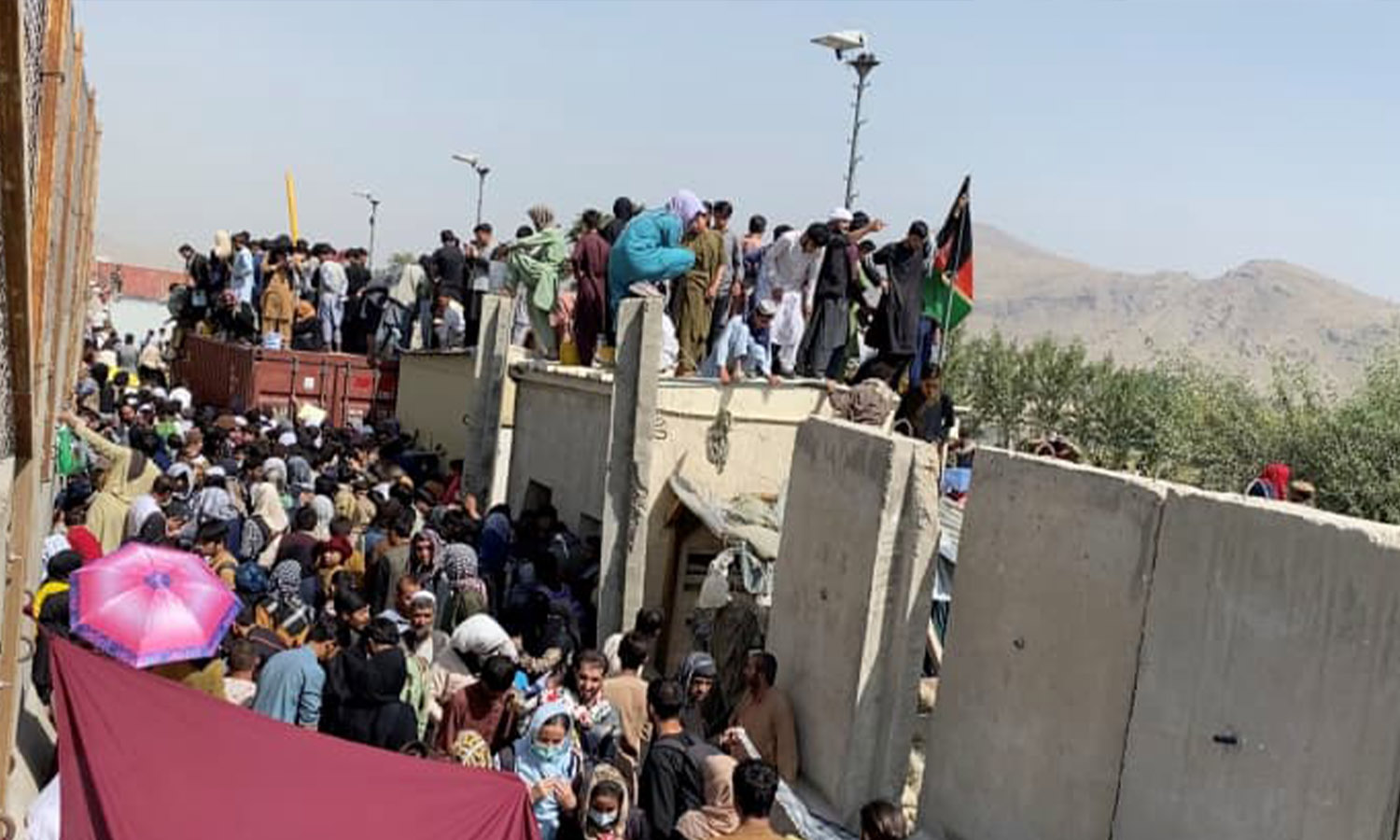 صورة ثابتة مأخوذة من مقطع فيديو تظهر حشودًا من الناس بالقرب من مطار كابل، أفغانستان في 23 من آب 2021 (رويترز)
