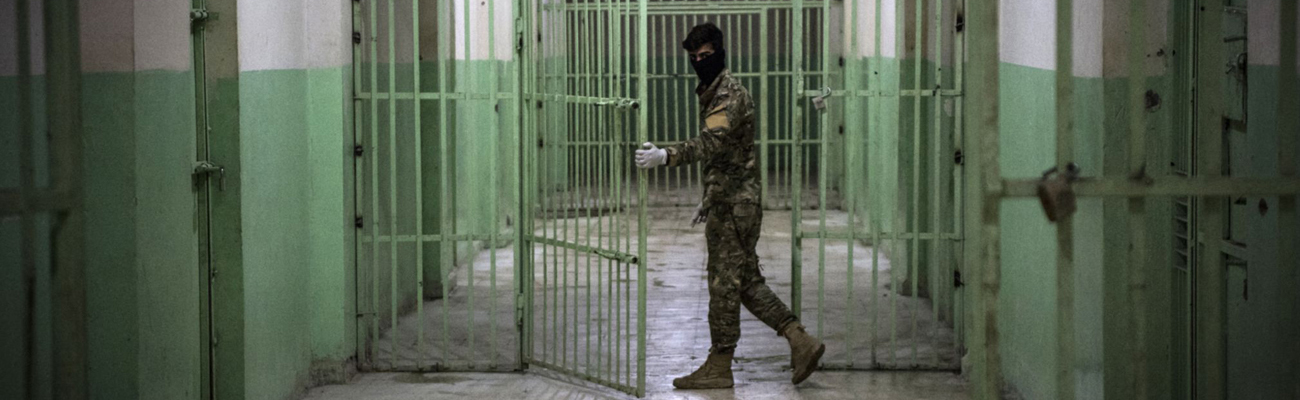 عنصر من "قوات سوريا الديمقراطية" أثناء حراسته سجن داخل الحسكة في شمال شرقي سوريا- 29 من تشرين الأول 2019 (AFP)
