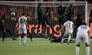 اللاعب الجزائري رياض محرز يسجل هدف الفوز في بطولة أمم إفريقيا 2019 (AFP)

