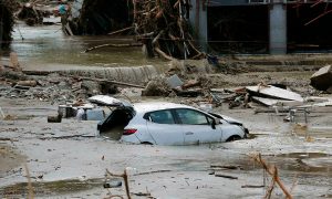 سيارات غارقة في الفيضانات التي تعيشها ولاية كاستمونو التركية_ 12 من آب (AFP)