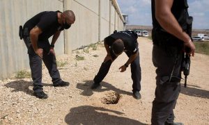  يتفقد ضباط الشرطة وحراس السجن موقع هروب ستة أسرى فلسطينيين خارج سجن جلبوع في شمال إسرائيل _ 6 أيلول 2021 (أسوشيتد برس)
