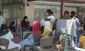 مجموعة من اللاجئين السوريين الذين أوقفهم خفر السواحل التركي أثناء محاولتهم العبور إلى أوروبا- 19 أيلول 2021 (الأناضول)