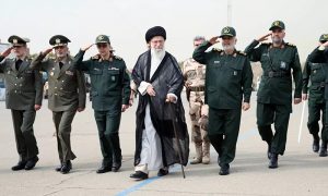 المرشد الأعلى الإيراني أية الله خامنئي رفقة قياديين في الحرس الثوري الإيراني (AFP)