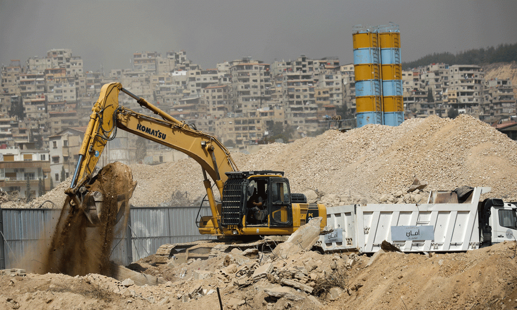 أعمال معدات بناء ثقيلة في موقع "ماروتا سيتي" ضمن أكبر مشروع استثمار عقاري جنوبي دمشق دون ضوابط قانونية عادلة- 8 من تشرين الأول 2018 (AP)