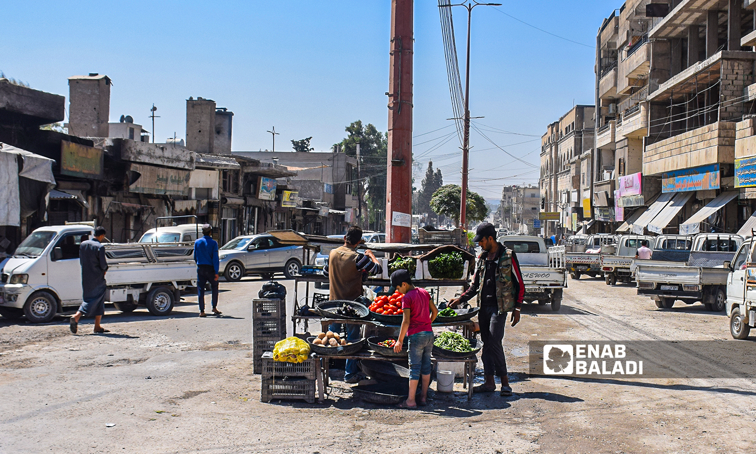بائع خضار وسط شارع المنصور في مدينة الرقة 23 آب 2021 (عنب بلدي / حسام العمر )