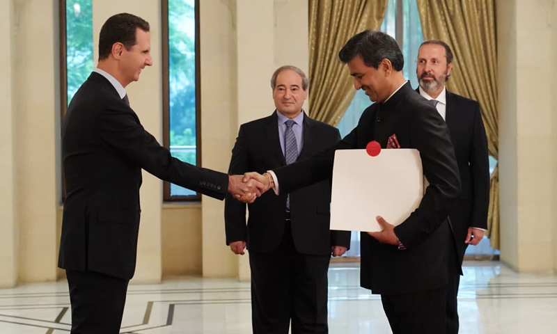 رئيس النظام السوري، بشار الأسد، خلال قبوله أوراق اعتماد السفير الهندي الجديد في سوريا، ماهيندر سينغ كانيال، في قصر الشعب 26 من آب 2021 (سانا)