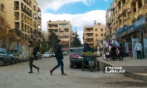 سوريون يمشون في شوارع حي في مدينة حلب– 18 من تموز 2021 (عنب بلدي/ صابر الحلبي)
