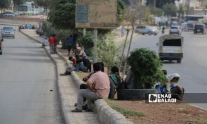 عدد من الشباب العاطلين عن العمل في انتظار فرصة عمل باليومية في اعزاز شمال غربي حلب- 23 أيلول 2021 (عنب بلدي/وليد عثمان)
