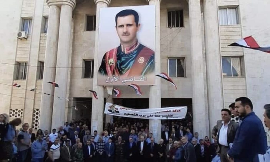 رفع صورة لرئيس النظام السوري بشار الأسد على القصر العدلي في طرطوس - 16 تشرين الثاني 2019 (مؤسسة سورية قلب واحد للتنمية)