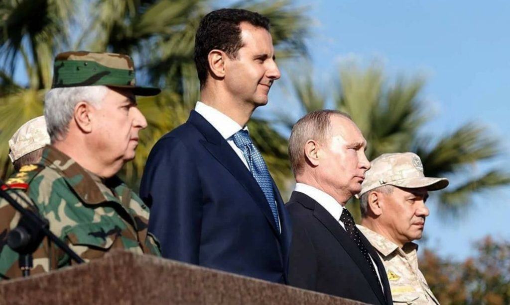 وزير الدفاع في حكومة النظام السوري علي عبد الله أيوب بجانب رئيس النظام بشار الأسد والرئيس الروسي فلاديمير بوتين في حميميم (سبوتنيك)