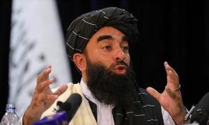 المتحدث باسم حركة طالبان ذبيح اله مجاهد خلال مؤتمر صحفي_ آب 2021 (AP)