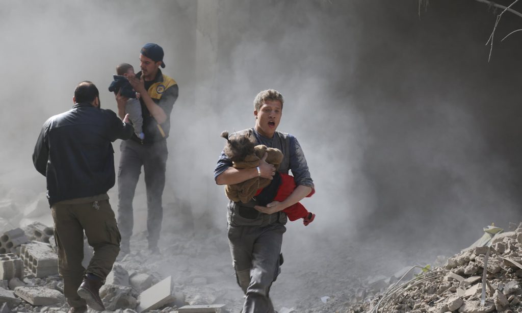 "الدفاع المدني السوري" ينتشل أطفال من ركام قصف روسي على إحدى المناطق (الدفاع المدني/ فيس بوك)