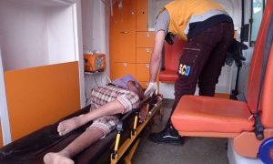 الدفاع المدني يسعف شابًا تعرض لإصابة في حادث سير 6 تشرين الأول2021 (2)