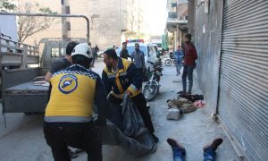 الدفاع المدني ينقل جثث الضحايا بقصف قوات النظام وروسيا في أريحا_ إدلب 20 تشرين الأول2021 (الدفاع المدني/فيس بوك)