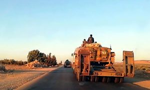 صورة تظهر دبابة تابعة لقوات النظام أثناء تعزيزات متوجهة إلى ريف إدلب الجنوبي- 15 شباط 2019 (سبوتنيك)